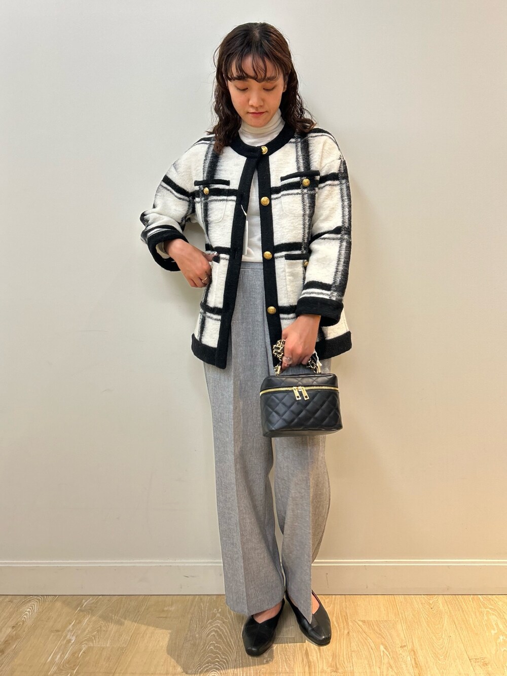 「NOLLEY'S、ジャケット、ニットジャケット、ワイドパンツ、グレー、アウター、キルティングバッグ、タートルネック、秋コーデ、高身長女子」｜「NOLLEY’Sの◇【WEB限定サイズあり】ウォッシャブルイージーワイドパンツ（その他パンツ、グレー系）」を使った、fukudaさん（レディース・170cm）の秋コーディネートの3枚目の写真