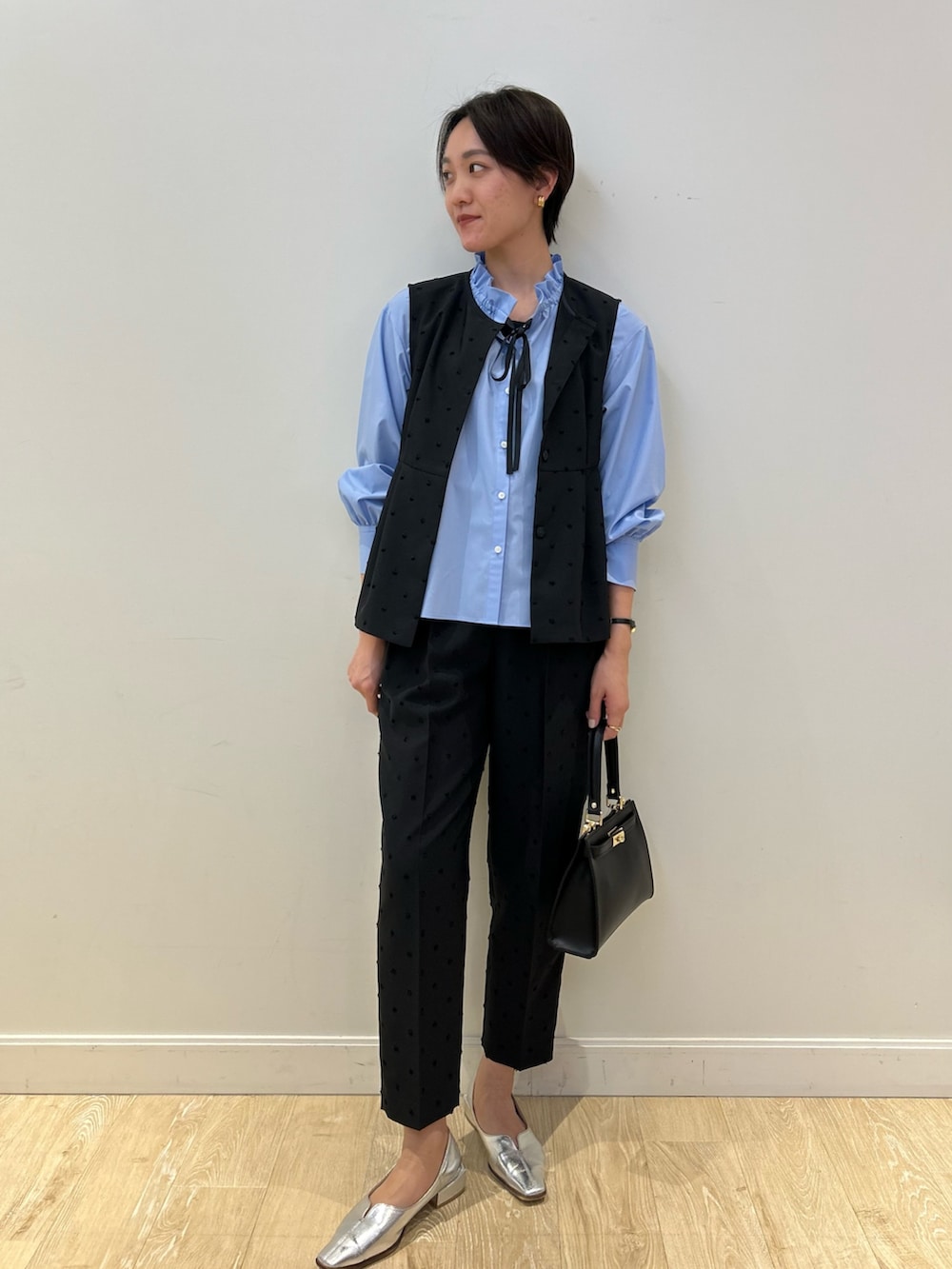 「セレモニー、セレモニーコーデ、セレモニースタイル、ドット、ドットパンツ、ジャガード、きちんとスタイル、オケージョン、セットアップ、フリルトップス、高身長女子、高身長コーデ、ショートヘア」｜「NOLLEY’Sのサテン×ベア天2WAYキャミソール（タンクトップ、ブラック系）」を使った、fukudaさん（レディース・170cm）の冬コーディネートの3枚目の写真