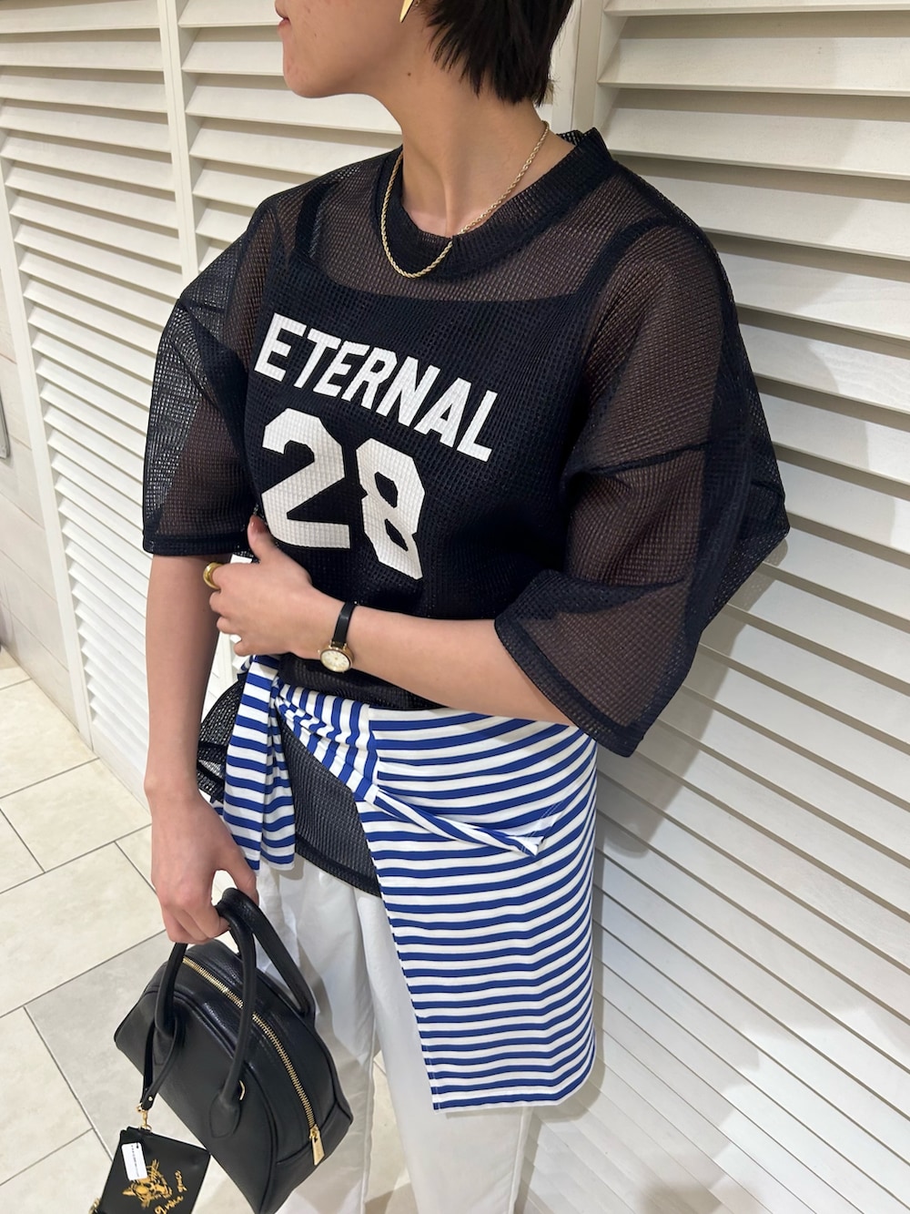 「メッシュ、メッシュトップス、プリントT、白パンツ、夏コーデ、撥水加工、大人カジュアル、カジュアル、高身長女子、高身長コーデ、休日スタイル、ショートヘア」｜「NOLLEY’Sのラウンドボストンバッグ（ボストンバッグ、ブラック系）」を使った、fukudaさん（レディース・170cm）の春コーディネートの5枚目の写真