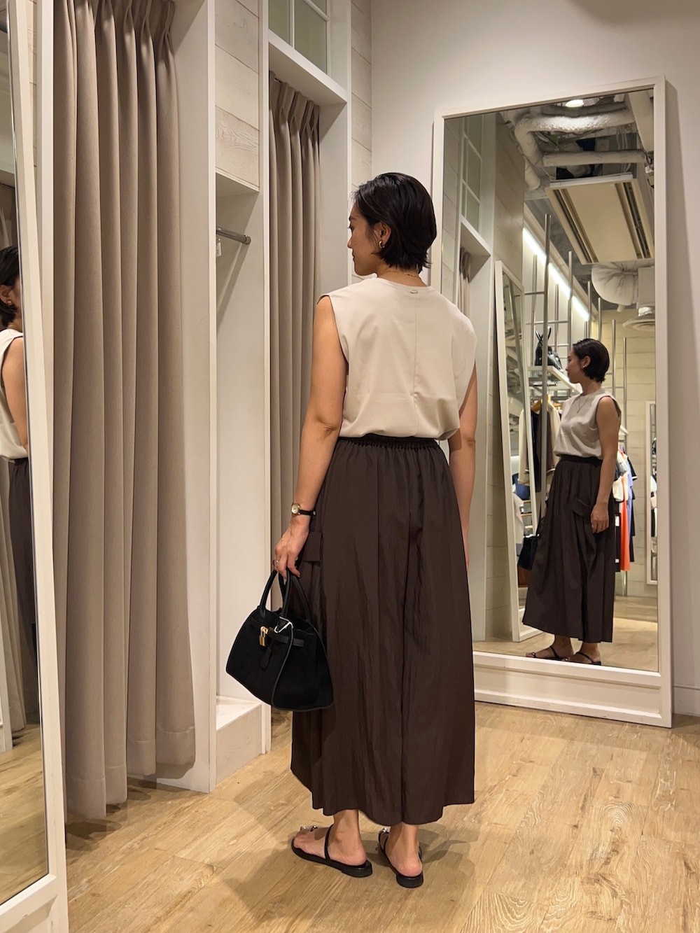 「ロングスカート、ノースリーブ、ベージュコーデ、ブラウンコーデ、大人かわいい、大人カジュアル、きれいめ、高身長女子、高身長コーデ、NOLLEY'S」｜「grace grace の【grace grace/グラスグラス】コインネックレス（ネックレス、ゴールド系）」を使った、fukudaさん（レディース・170cm）の夏コーディネートの6枚目の写真