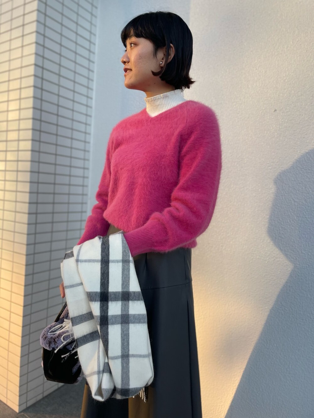 「NOLLEY'S、ノーリーズ、ピンクニット、ビビットピンク、ふわふわニット、レザースカート、ロングスカート、冬コーデ、お出かけコーデ、キレイめコーデ、チェックストール、ファーバッグ、ヴィオラドーロ、高身長女子、高身長コーデ」｜「VIOLAd'OROの【VIOLAｄ’ORO/ ヴィオラドーロ】フェイクファー巾着付抜き手バッグ（トートバッグ、ブラック系）」を使った、fukudaさん（レディース・170cm）の冬コーディネートの5枚目の写真