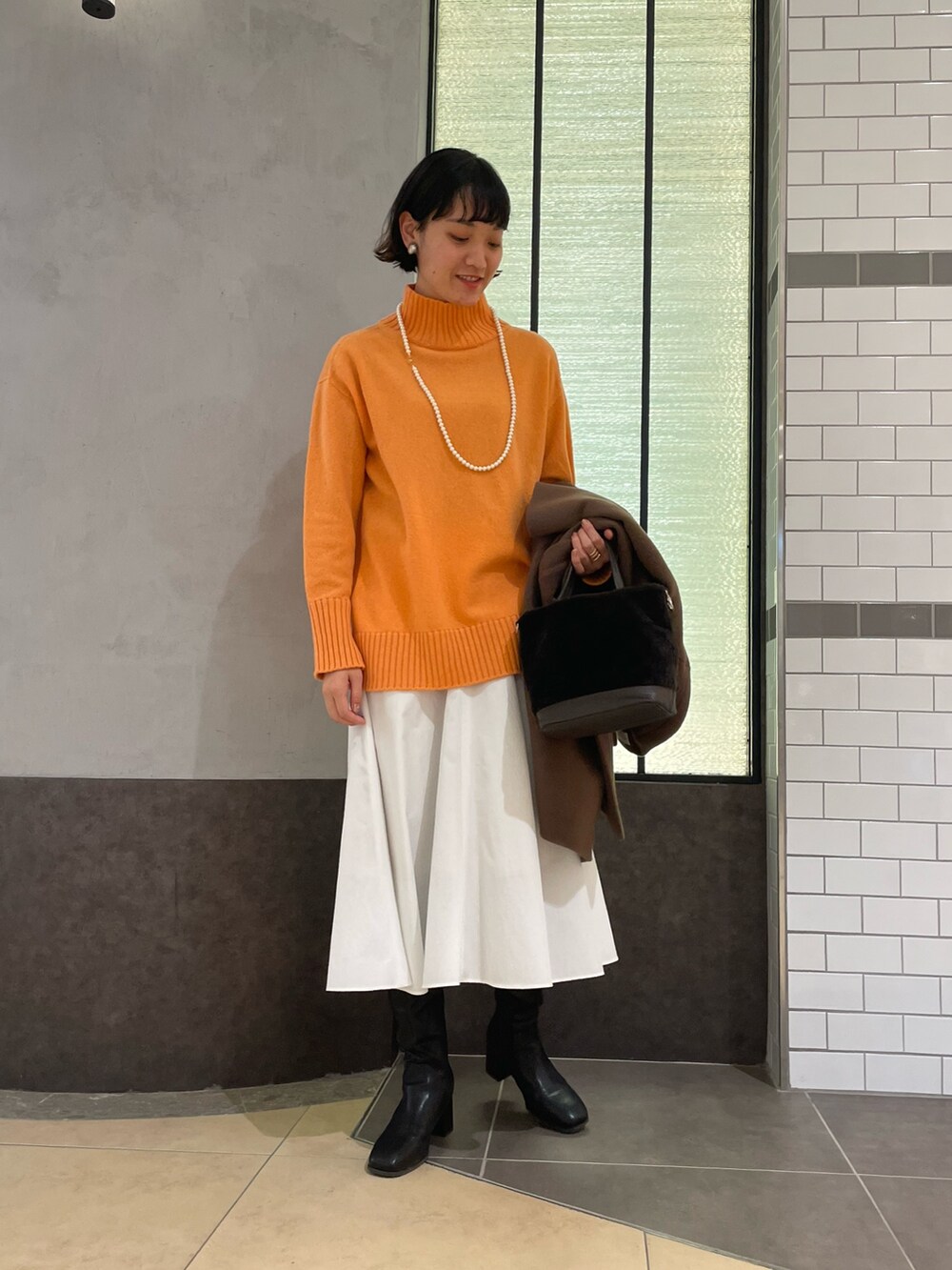 「オレンジニット、冬コーデ、コート、NOLLEY'S、ノーリーズ、ブラウンコート、ウールコート、ロングコート、ハイネックニット、白スカート、ロングブーツ、大人カジュアル」｜「NOLLEY’Sのコットンパールネックレス 100cm（ネックレス、ホワイト系）」を使った、fukudaさん（レディース・170cm）の冬コーディネートの5枚目の写真