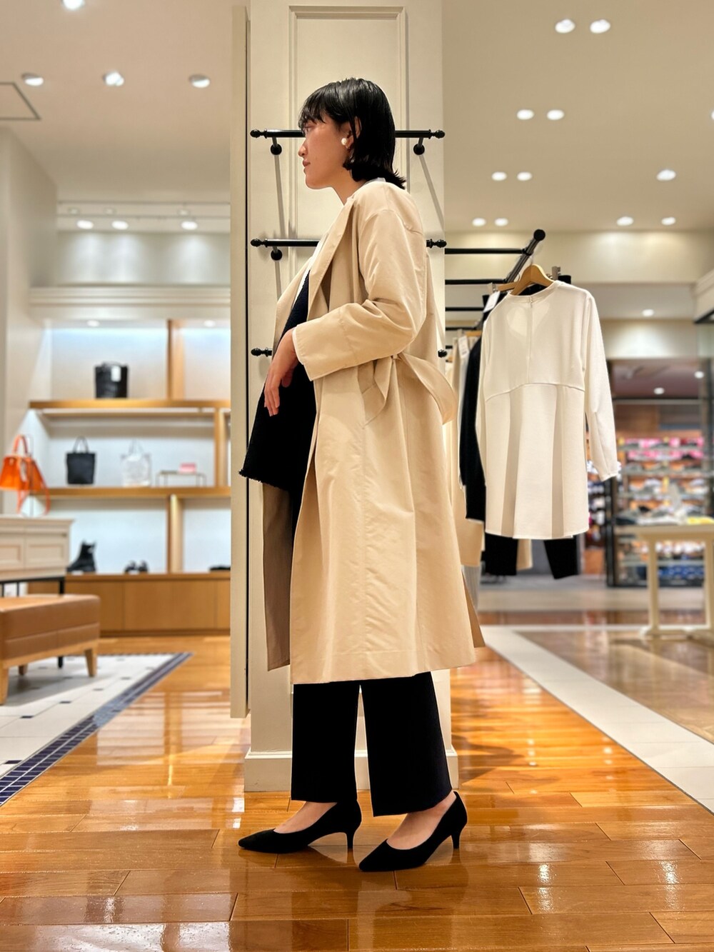 「NOLLEY'S、セレモニーコーデ、セレモニー、ツィード、ハレの日、キレイめ、スプリングコート、ベスト、ベストコーデ、リボンタイ、高身長女子、高身長コーデ」|「AULENTTIの【AULENTTI/ オーレンティ】スクエアひねりショルダーバッグ(ショルダーバッグ、ブラック系)」を使った、fukudaさん(レディース・170cm)の冬コーディネートの7枚目の写真