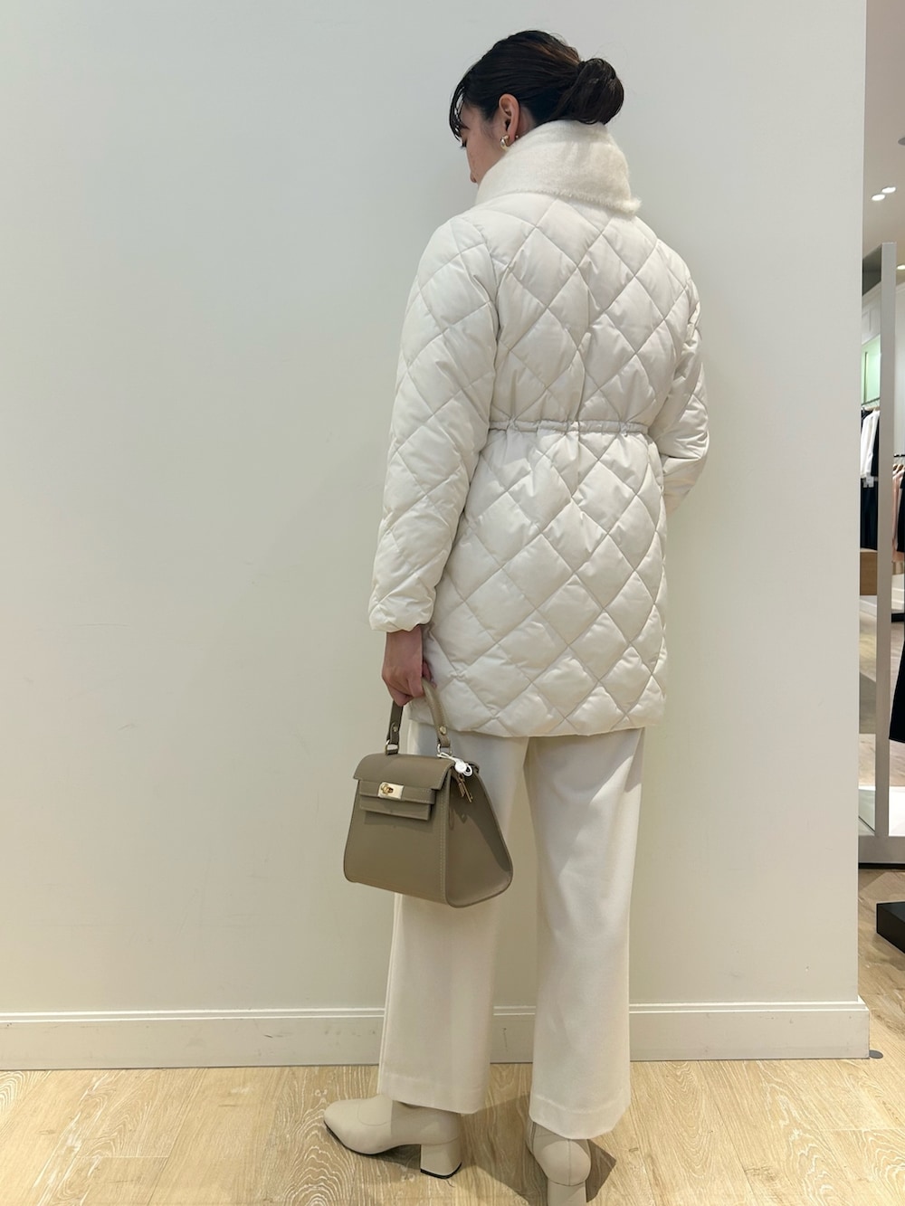 「NOLLEY'S、TAION、ダウン、オールホワイト、ワントーンコーデ、淡色コーデ、白ワイドパンツ、白ブーツ、キレイめ、お出かけコーデ、クリスマス、高身長女子、高身長コーデ」|「NOLLEY’S Sophiのウォッシャブル両面起毛ワイドパンツ(その他パンツ、ホワイト系)」を使った、fukudaさん(レディース・170cm)の秋コーディネートの4枚目の写真