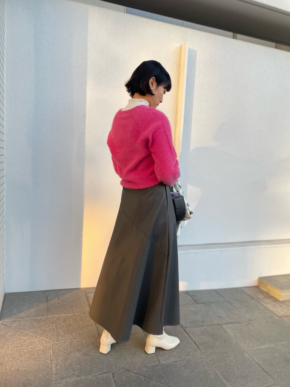 「NOLLEY'S、ノーリーズ、ピンクニット、ビビットピンク、ふわふわニット、レザースカート、ロングスカート、冬コーデ、お出かけコーデ、キレイめコーデ、チェックストール、ファーバッグ、ヴィオラドーロ、高身長女子、高身長コーデ」｜「VIOLAd'OROの【VIOLAｄ’ORO/ ヴィオラドーロ】フェイクファー巾着付抜き手バッグ（トートバッグ、ブラック系）」を使った、fukudaさん（レディース・170cm）の冬コーディネートの4枚目の写真