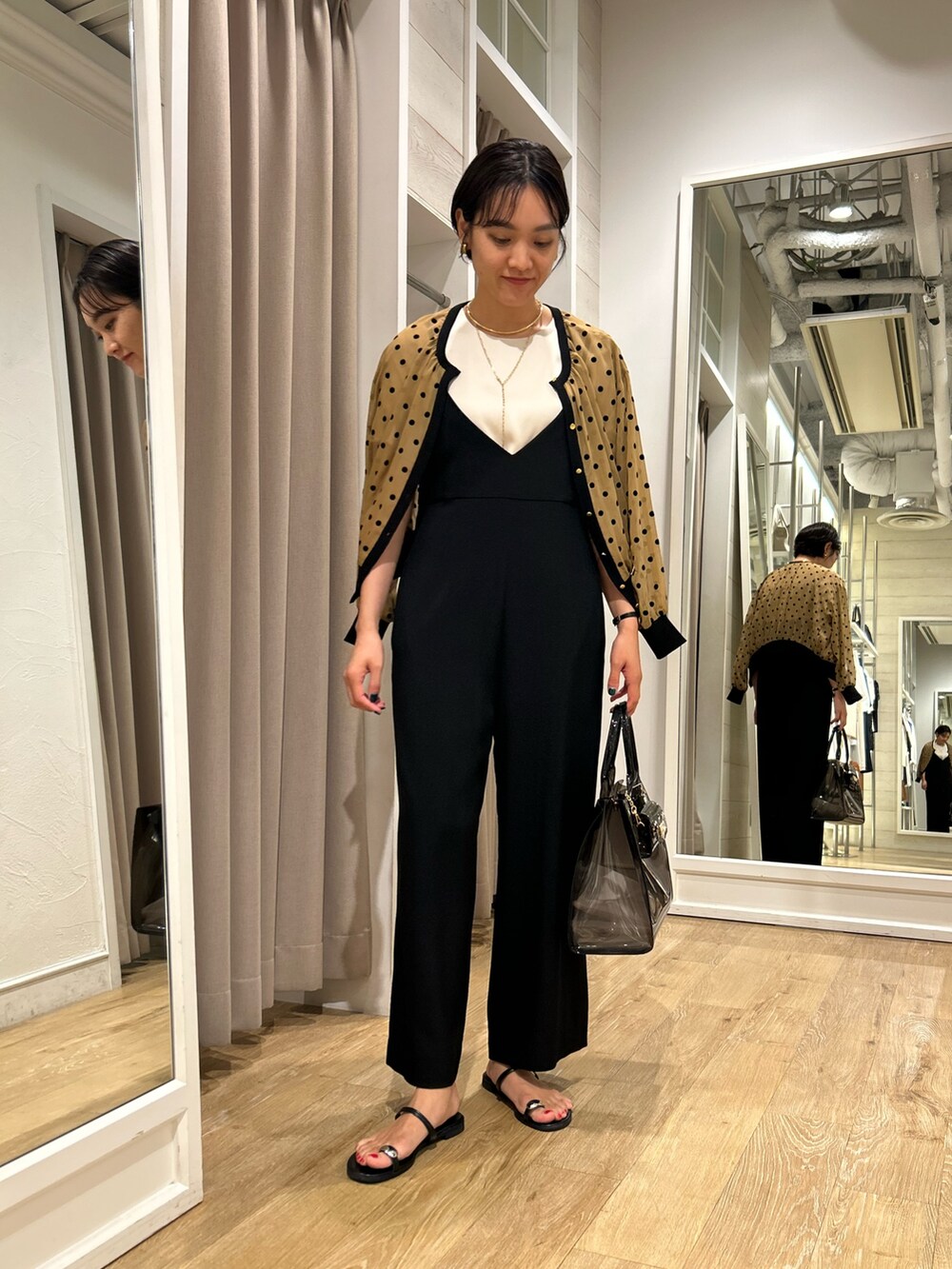 「NOLLEY'S、フロッキードット、カーディガン、シアートップス、オールインワン、サテン、大人カジュアル、大人かわいい、高身長女子、高身長コーデ、ショートヘア」｜「Rie Millerの《セットアップ対応》【PR林☆別注アイテム】ウォッシャブルエアーシャークオールインワン（つなぎ/オールインワン、ブラック系）」を使った、fukudaさん（レディース・170cm）の夏コーディネートの2枚目の写真