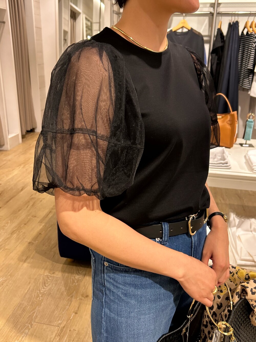 「チュール、バルーンスリーブ、デニム、デニムコーデ、かごバッグ、オトナカワイイ、大人かわいい、レオパード、NOLLEY'S、高身長女子、高身長コーデ、ショートヘア」｜「NOLLEY’SのNOLLEYS HOTEL KEY CHARM（チャーム、ブルー系）」を使った、fukudaさん（レディース・170cm）の夏コーディネートの7枚目の写真