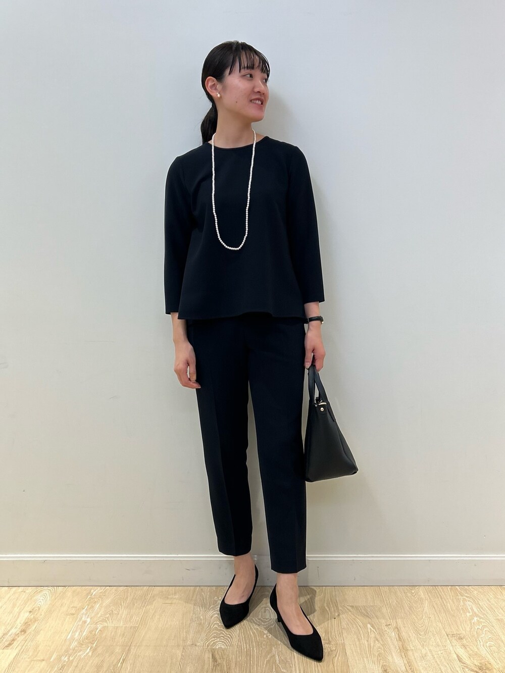 「NOLLEY'S、アウター、春コート、セレモニー、ネイビー、セットアップ、ハレの日、キレイめ、オフィススタイル、お仕事コーデ、高身長女子、高身長コーデ」|「NOLLEY’Sのレザートートバッグ(トートバッグ、ブラック系)」を使った、fukudaさん(レディース・170cm)の冬コーディネートの4枚目の写真