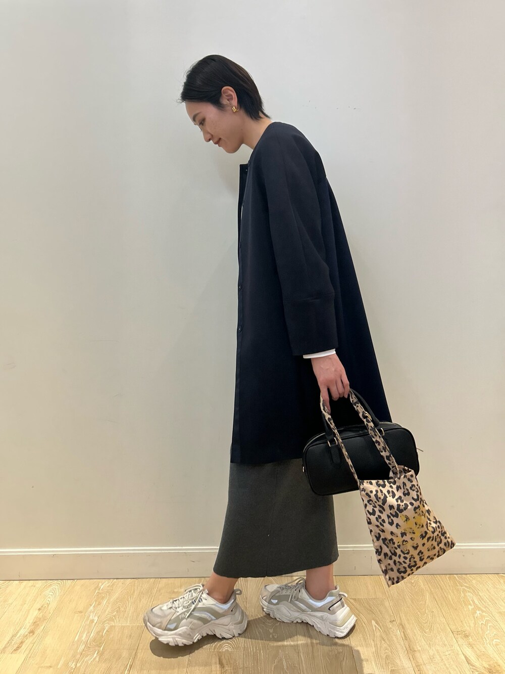 「NOLLEY'S、ジャガード、ジャガードニット、カーディガン、春コーデ、春コート、タイトスカート、ニットスカート、スニーカー、スニーカーコーデ、高身長女子、高身長コーデ、ショートヘア、大人カジュアル」｜「Rie Millerの《手洗い可能》カットジャガード金ボタンカーディガン（カーディガン/ボレロ、ホワイト系）」を使った、fukudaさん（レディース・170cm）の冬コーディネートの8枚目の写真