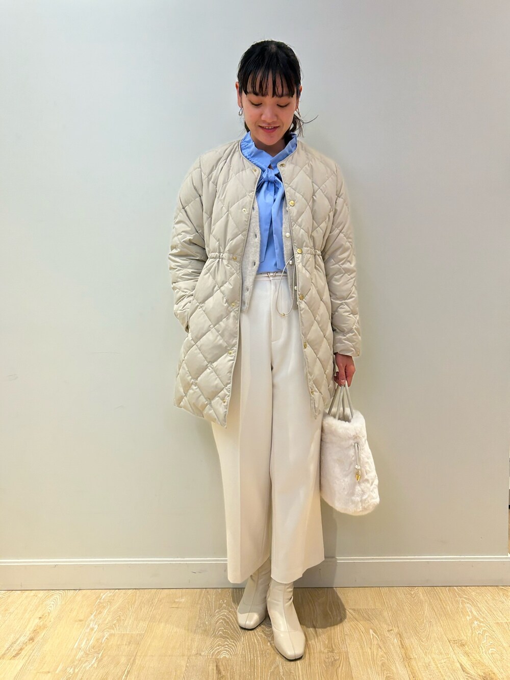 「NOLLEY'S、TAION、ダウン、白パンツ、ワイドパンツ、お出かけコーデ、キレイめ、フリルブラウス、サックスブルー、冬コーデ、高身長女子、高身長コーデ、ファーバッグ」|「TAIONの◇【WEB限定】【TAION×LIMONTA EAST】別注ウエスト切替えノーカラーダウン(ダウンジャケット/コート、ベージュ系)」を使った、fukudaさん(レディース・170cm)の冬コーディネートの2枚目の写真
