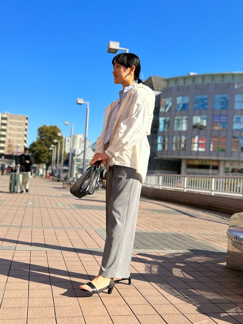 「NOLLEY'S、通勤コーデ、春アウター、重ね着、レイヤードスタイル、マンパ、マウンテンパーカー、キレイめ、ワイドパンツ、高身長女子、高身長コーデ」｜「NOLLEY’Sのレザーボストンバッグ（ボストンバッグ、ブラック系）」を使った、fukudaさん（レディース・170cm）の春コーディネートの4枚目の写真