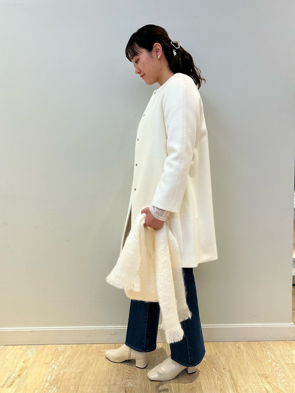 「NOLLEY'S、キレイめ、デニム、きれいめカジュアル、ホワイトコーデ、コート、おでかけコーデ、高身長女子、高身長コーデ、シアートップス」|「Rie Millerのセンタープレスハイウエストデニム(デニムパンツ、ブルー系)」を使った、fukudaさん(レディース・170cm)の冬コーディネートの4枚目の写真