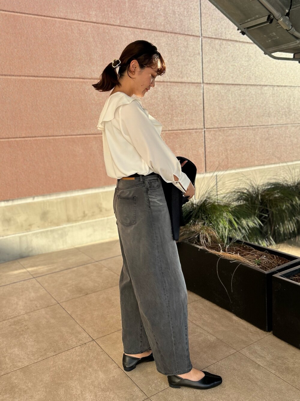 「NOLLEY'S、ジャケットスタイル、ジャケット、ツイード、バギーパンツ、フリルトップス、秋コーデ、セレモニー、デニム、高身長コーデ、高身長女子」｜「Rie Millerのハイウエストバギーデニム（デニムパンツ、ブラック系）」を使った、fukudaさん（レディース・170cm）の秋コーディネートの5枚目の写真