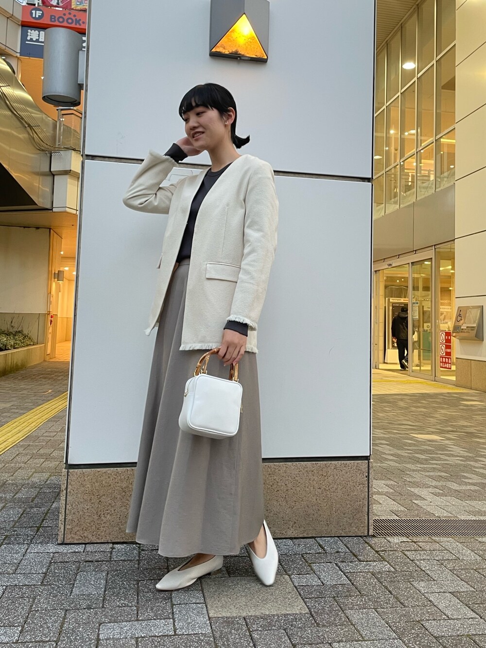 「NOLLEY'S、ノーリーズ、キレイめコーデ、春コーデ、ツィード、ツィードジャケット、ロングスカート、ベージュコーデ、イヤーカフ、きちんと感、オンオフ兼用、高身長女子、高身長コーデ」｜「NOLLEY’Sのヴィンテージリブプルオーバーカットソー（Tシャツ/カットソー、グレー系）」を使った、fukudaさん（レディース・170cm）の冬コーディネートの2枚目の写真