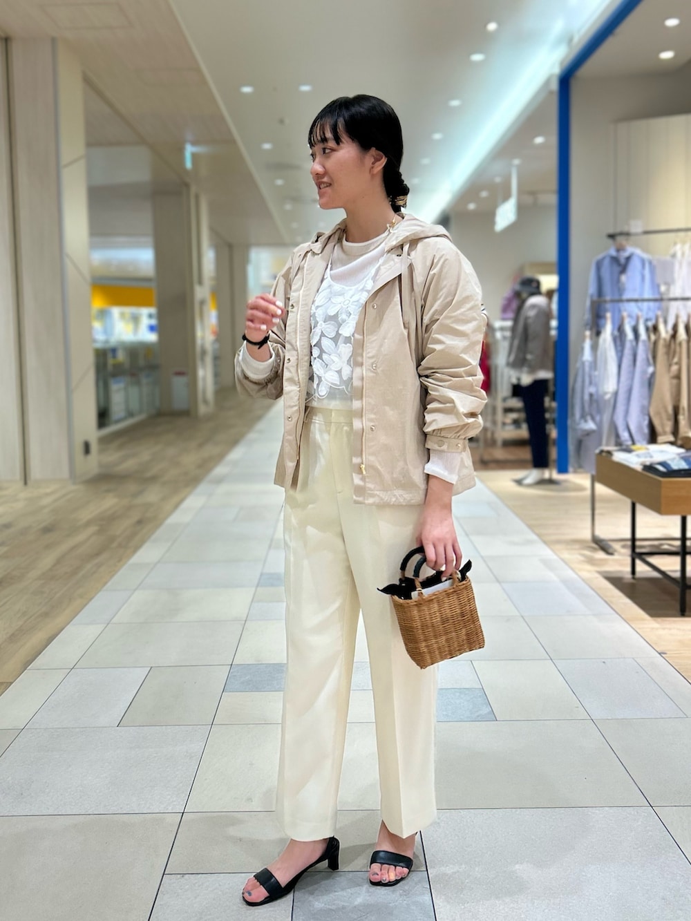 「NOLLEY'S、ベージュ、ワントーンコーデ、ホワイトコーデ、オトナカワイイ、春アウター、マウンテンパーカー、レース、ワイドパンツ、キレイめ、高身長女子、高身長コーデ」｜「NOLLEY’Sのウォッシャブル愛されイージータックワイドパンツ（その他パンツ、ホワイト系）」を使った、fukudaさん（レディース・170cm）の春コーディネートの3枚目の写真