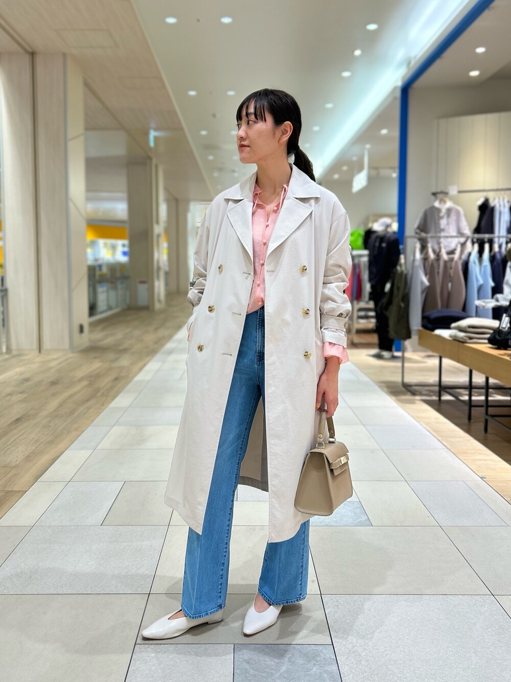「NOLLEY'S、シアートップス、トレンチコート、春アウター、ピンクコーデ、シアー、デニム、デニムパンツ、きれいめカジュアル、高身長女子、高身長コーデ」｜「Rie Millerのセンタープレスハイウエストデニム（デニムパンツ、ブルー系）」を使った、fukudaさん（レディース・170cm）の春コーディネートの2枚目の写真