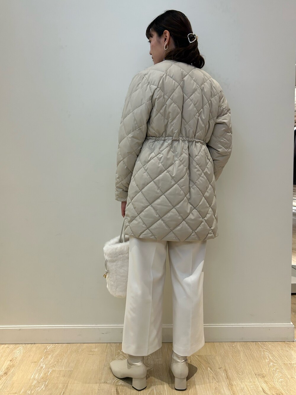 「NOLLEY'S、TAION、ダウン、白パンツ、ワイドパンツ、お出かけコーデ、キレイめ、フリルブラウス、サックスブルー、冬コーデ、高身長女子、高身長コーデ、ファーバッグ」|「TAIONの◇【WEB限定】【TAION×LIMONTA EAST】別注ウエスト切替えノーカラーダウン(ダウンジャケット/コート、ベージュ系)」を使った、fukudaさん(レディース・170cm)の冬コーディネートの4枚目の写真
