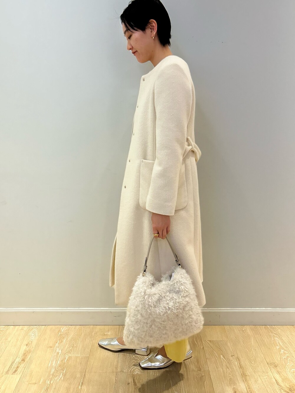 「NOLLEY'S、冬アウター、シアートップス、カシミヤ、イエロー、ワイドパンツ、カラーパンツ、ホワイトコーデ、キレイめ、おでかけコーデ、冬コーデ、高身長女子、高身長コーデ、ショートヘア」|「NOLLEY’Sのフェイクファーワンショルダーバッグ(ショルダーバッグ、ホワイト系)」を使った、fukudaさん(レディース・170cm)の秋コーディネートの4枚目の写真