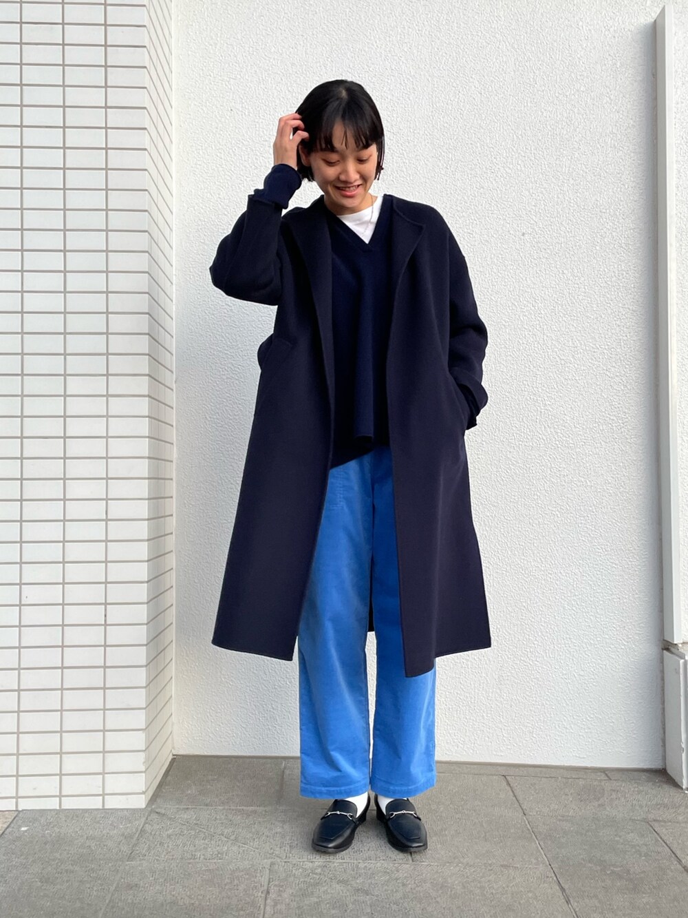 「ノーリーズ、NOLLEY'S、抜き衿、ネイビーニット、ざっくりニット、ロング丈、Vネックニット、コーデュロイパンツ、ブルーパンツ、大人カジュアル、重ね着、ネイビーコート、リバーコート、高身長コーデ、高身長女子」｜「NOLLEY’Sの【WEB限定サイズあり】ライトコーデュロイイージーパンツ（その他パンツ、ブルー系）」を使った、fukudaさん（レディース・170cm）の冬コーディネートの2枚目の写真
