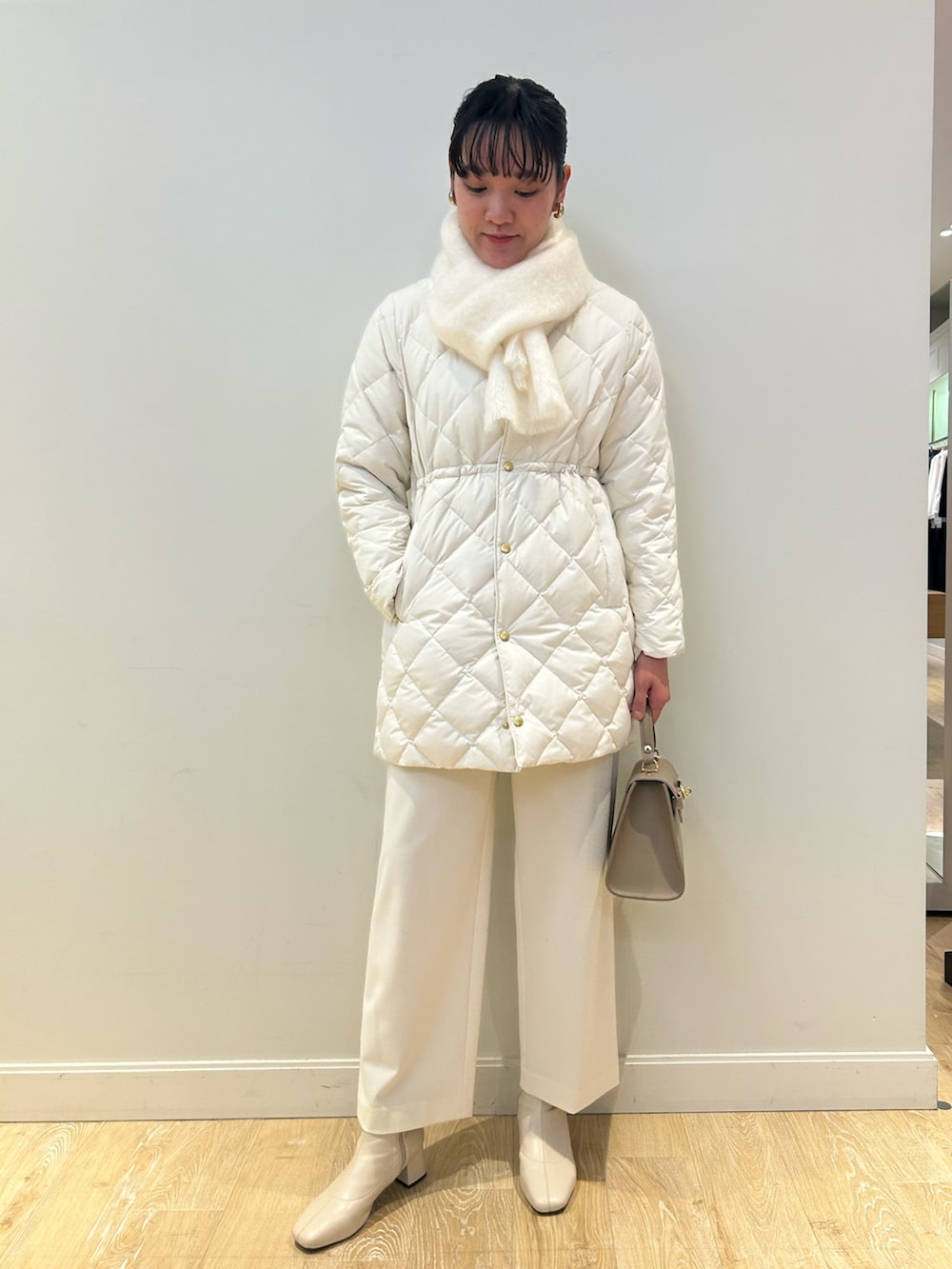 「NOLLEY'S、TAION、ダウン、オールホワイト、ワントーンコーデ、淡色コーデ、白ワイドパンツ、白ブーツ、キレイめ、お出かけコーデ、クリスマス、高身長女子、高身長コーデ」|「NOLLEY’S Sophiのウォッシャブル両面起毛ワイドパンツ(その他パンツ、ホワイト系)」を使った、fukudaさん(レディース・170cm)の秋コーディネートの2枚目の写真