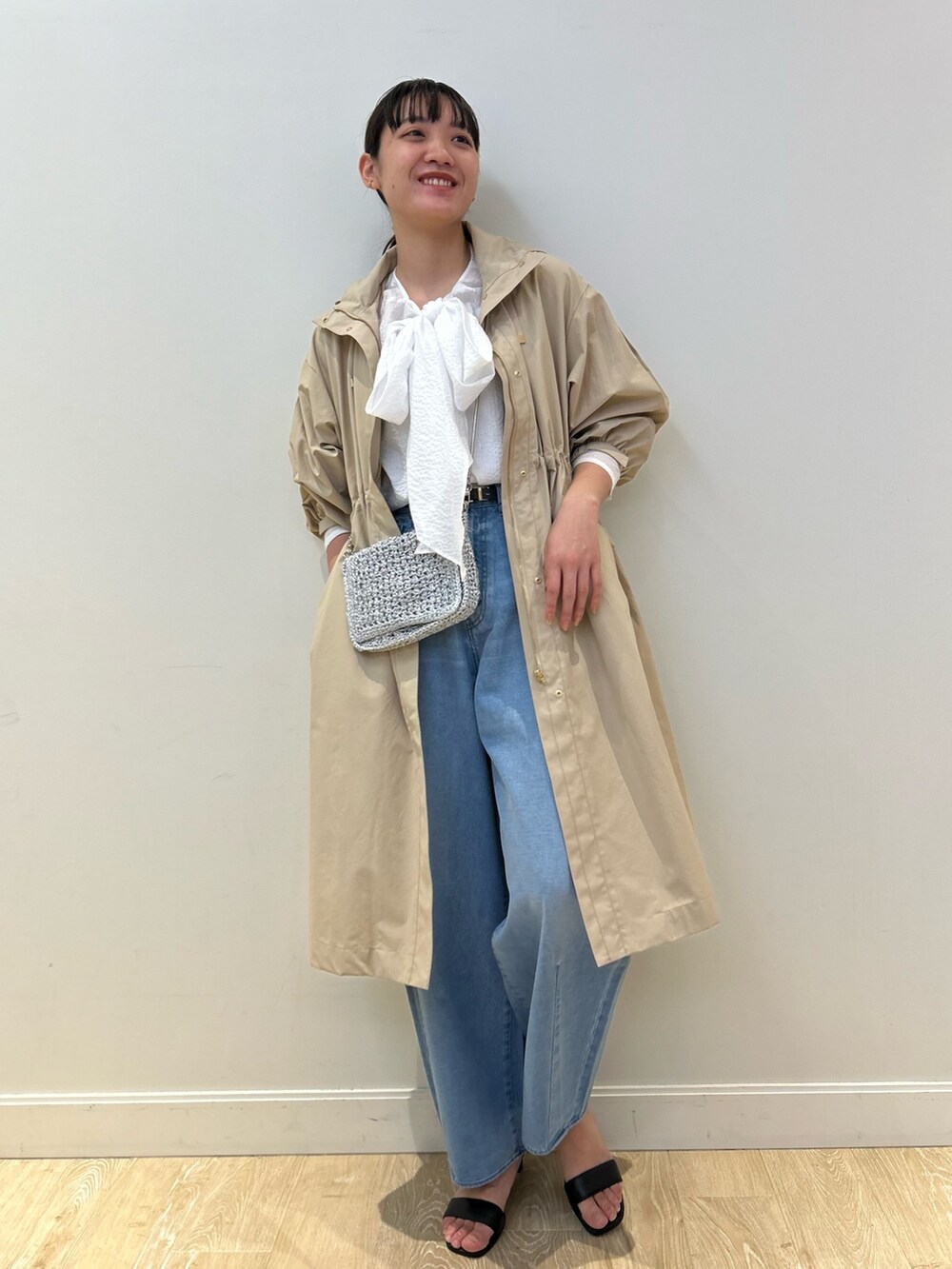 「NOLLEY'S、デニム、デニムコーデ、春コート、春アウター、ベージュ、バギーパンツ、リボン、ブラウス、オトナカワイイ、高身長女子、高身長コーデ」｜「Rie Millerのハイウエストバギーデニム（デニムパンツ、ブルー系）」を使った、fukudaさん（レディース・170cm）の春コーディネートの2枚目の写真