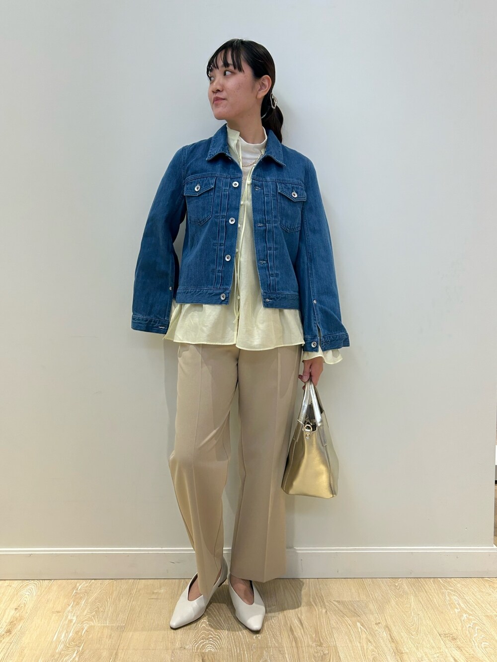 「NOLLEY'S、デニム、デニムジャケット、ワイドパンツ、イエロー、春コーデ、シア―ブラウス、大人カジュアル、高身長女子、高身長コーデ」｜「NOLLEY’Sのウォッシャブル愛されイージータックワイドパンツ（その他パンツ、ベージュ系）」を使った、fukudaさん（レディース・170cm）の冬コーディネートの2枚目の写真