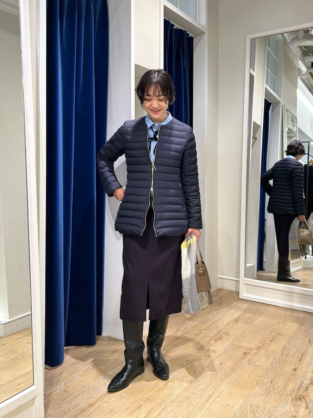 ブルー系のシャツ/ブラウス、ブルー系のダウンジャケット/コート、ブルー系のスカートを着用したレディースの秋コーディネートの2枚目の写真