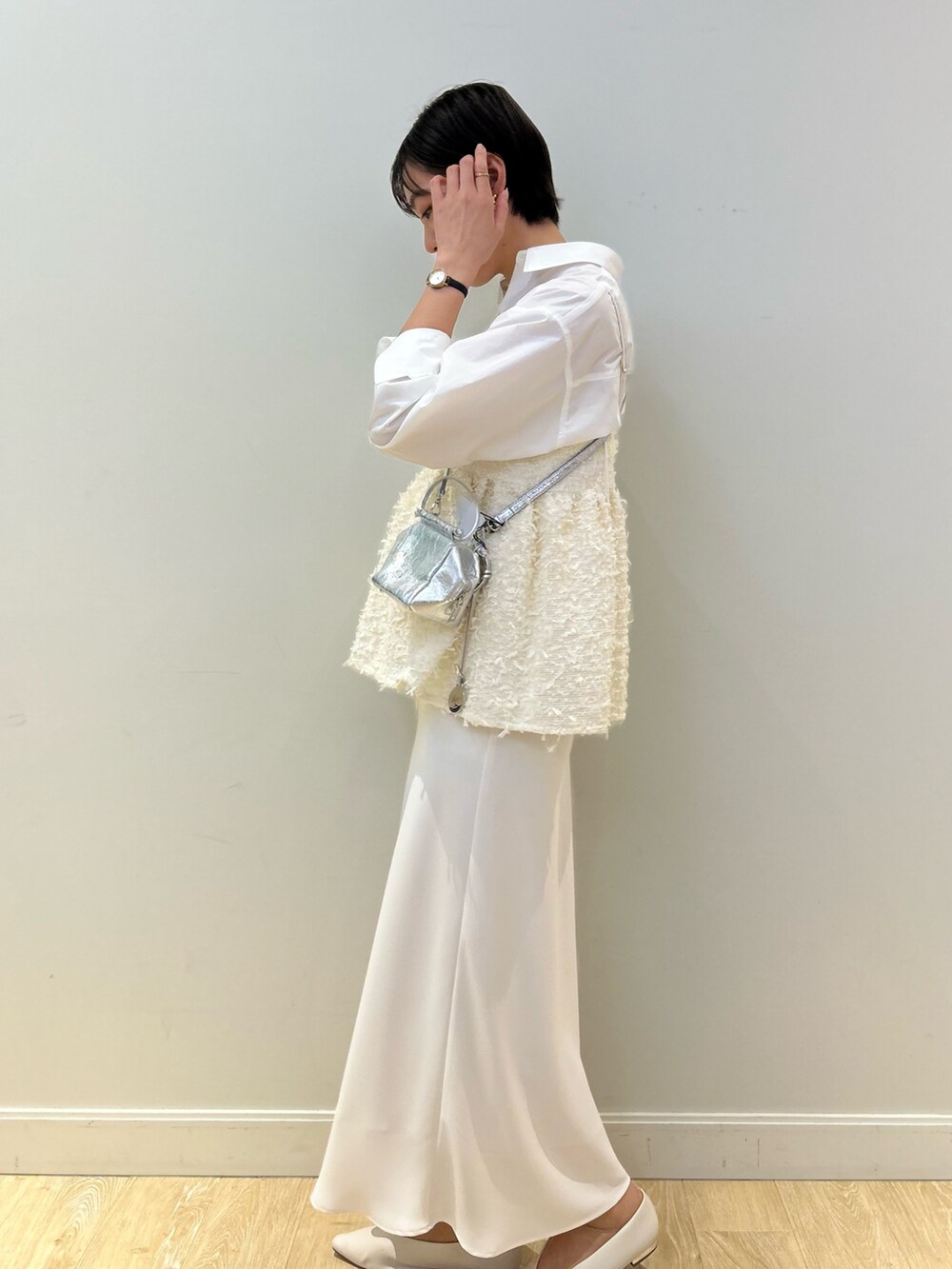 「ワントーン、ワントーンコーデ、ホワイト、ホワイトコーデ、淡色、淡色コーデ、大人かわいい、大人可愛い、フェザー、キャミソール、シャツ、レイヤード、ナロースカート、高身長女子、高身長コーデ」｜「marco masiの【MARCO MASI/ マルコマージ】キューブミニバッグ（ショルダーバッグ、シルバー系）」を使った、fukudaさん（レディース・170cm）の春コーディネートの5枚目の写真