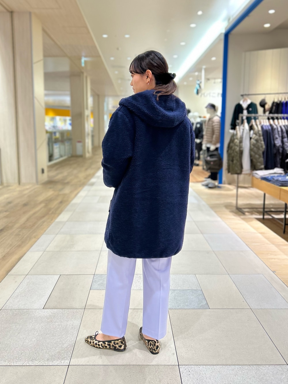 「NOLLEY'S、TAION、ダウン、リバーシブル、アウター、白ニット、カラーパンツ、大人カジュアル、休日スタイル、高身長女子、高身長コーデ」｜「NOLLEY’Sの愛されフラノタックワイドパンツ（その他パンツ、パープル系）」を使った、fukudaさん（レディース・170cm）の秋コーディネートの4枚目の写真