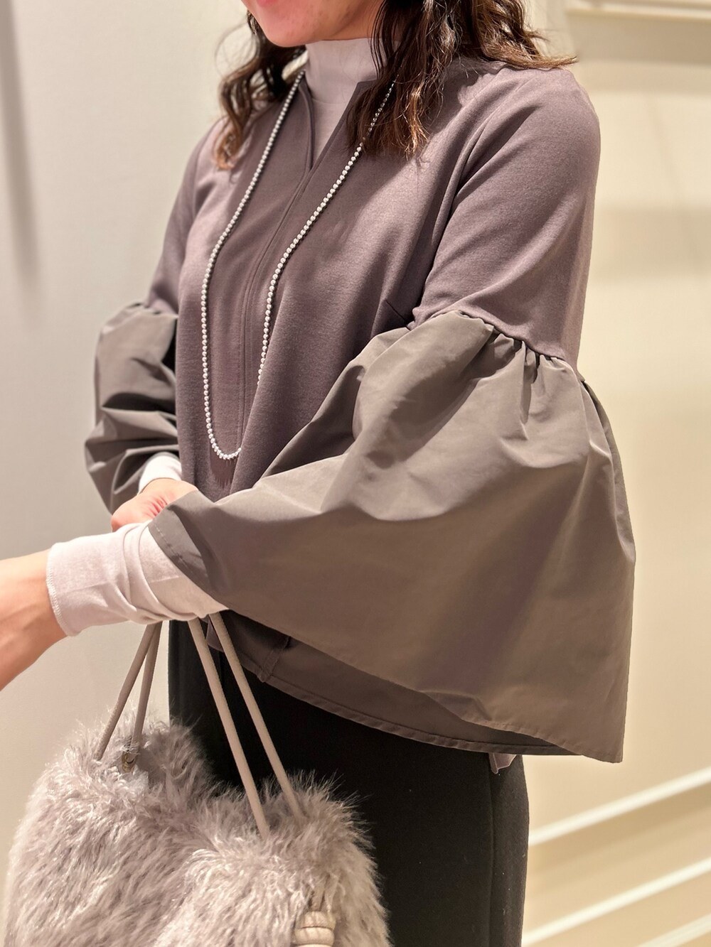 「NOLLEY'S、シアートップス、きれいめカジュアル、タイトスカート、休日スタイル、袖フリル、秋コーデ、レイヤードスタイル、高身長女子、高身長コーデ」｜「NOLLEY’Sのカールエコファーバッグ（ショルダーバッグ、グレー系）」を使った、fukudaさん（レディース・170cm）の秋コーディネートの6枚目の写真