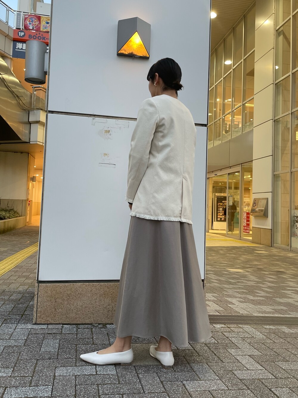 「NOLLEY'S、ノーリーズ、キレイめコーデ、春コーデ、ツィード、ツィードジャケット、ロングスカート、ベージュコーデ、イヤーカフ、きちんと感、オンオフ兼用、高身長女子、高身長コーデ」｜「NOLLEY’Sのヴィンテージリブプルオーバーカットソー（Tシャツ/カットソー、グレー系）」を使った、fukudaさん（レディース・170cm）の冬コーディネートの3枚目の写真