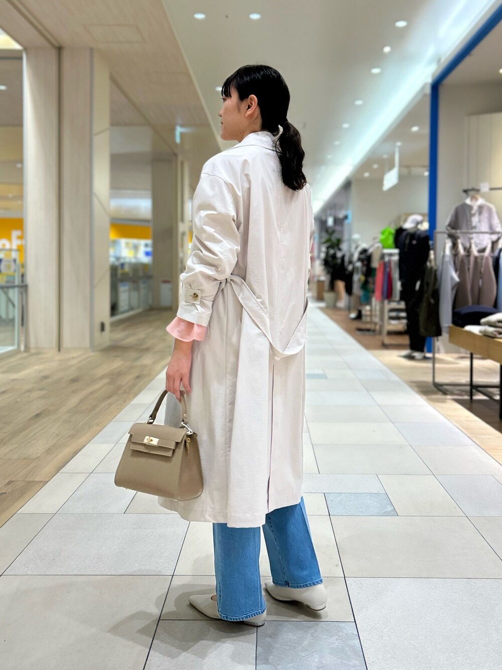 「NOLLEY'S、シアートップス、トレンチコート、春アウター、ピンクコーデ、シアー、デニム、デニムパンツ、きれいめカジュアル、高身長女子、高身長コーデ」｜「Rie Millerのセンタープレスハイウエストデニム（デニムパンツ、ブルー系）」を使った、fukudaさん（レディース・170cm）の春コーディネートの4枚目の写真