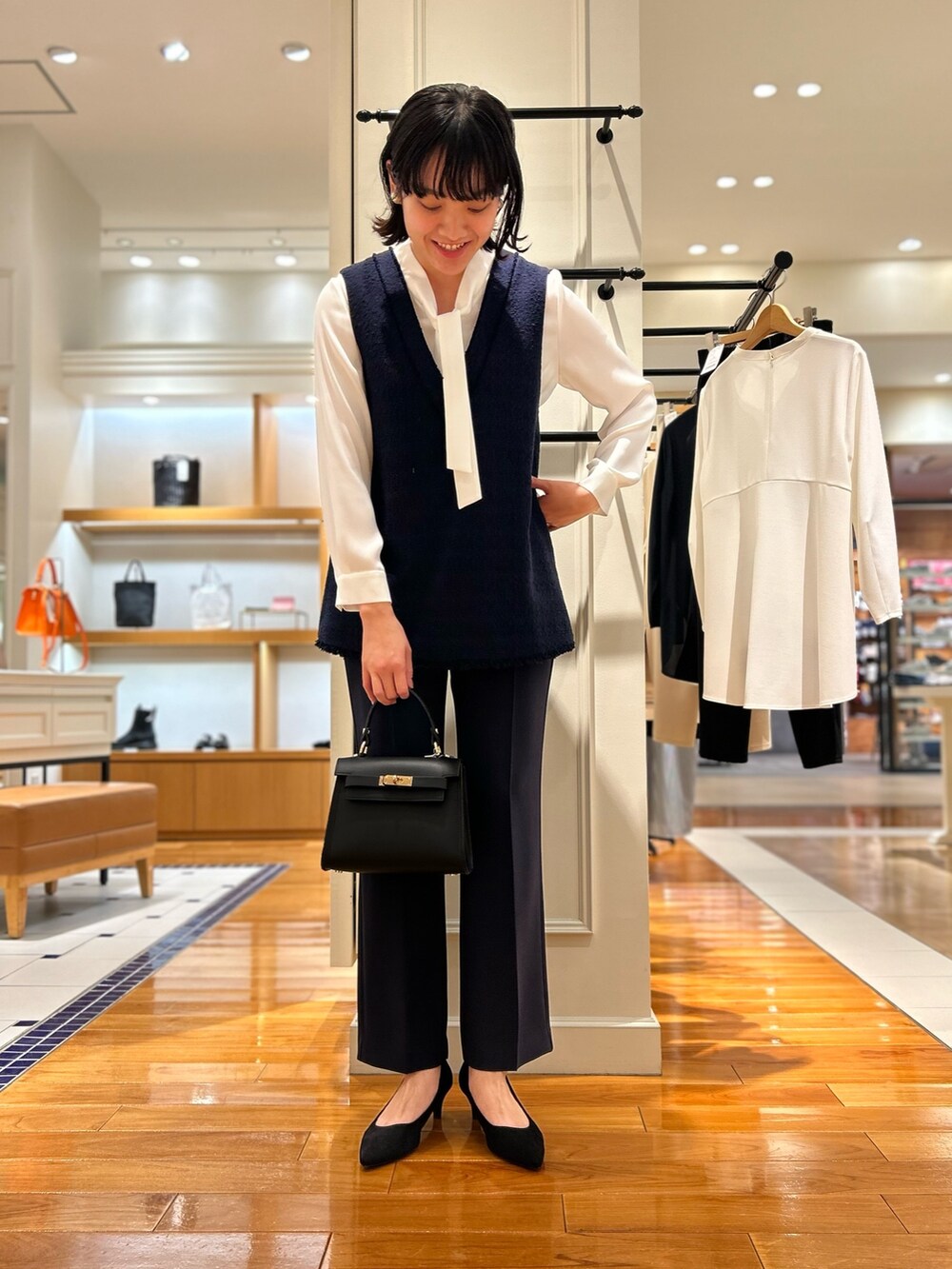 「NOLLEY'S、セレモニーコーデ、セレモニー、ツィード、ハレの日、キレイめ、スプリングコート、ベスト、ベストコーデ、リボンタイ、高身長女子、高身長コーデ」|「AULENTTIの【AULENTTI/ オーレンティ】スクエアひねりショルダーバッグ(ショルダーバッグ、ブラック系)」を使った、fukudaさん(レディース・170cm)の冬コーディネートの2枚目の写真