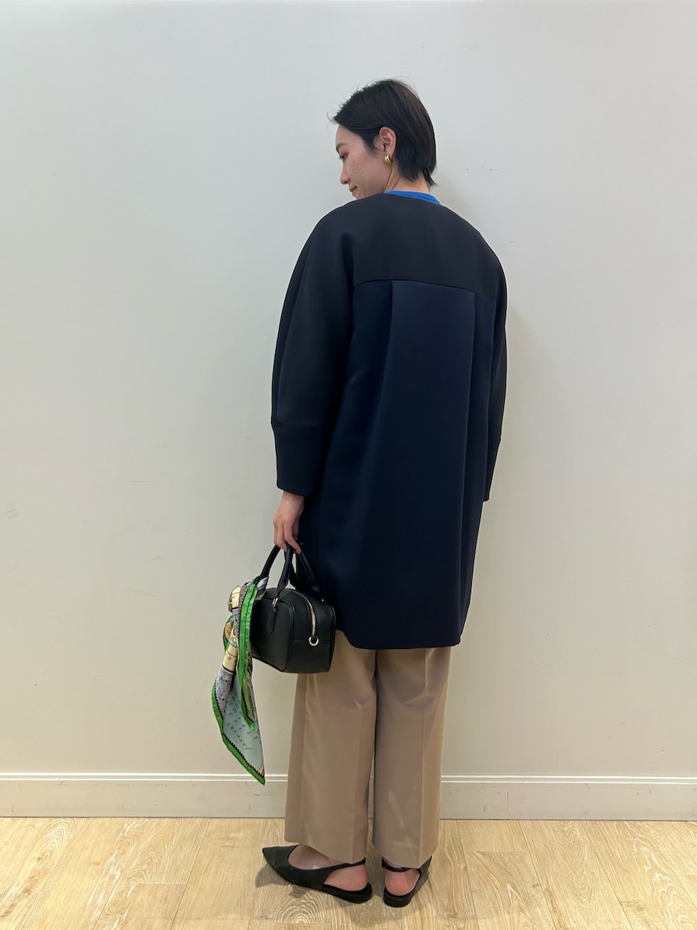 「アンサンブル、アンサンブルニット、カーディガン、ブルー、ブルーニット、春ニット、ワイドパンツ、キャメル、キャメルパンツ、春コート、オトナカジュアル、大人カジュアル、きれいめカジュアル、キレイめ、高身長女子」｜「VELETTOのミドルボストンバッグ（ボストンバッグ、ブラック系）」を使った、fukudaさん（レディース・170cm）の冬コーディネートの9枚目の写真