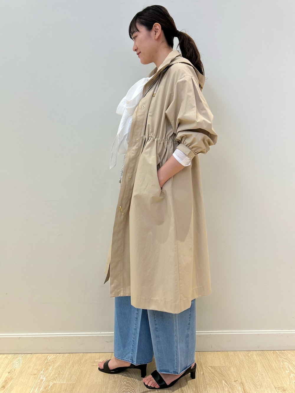 「NOLLEY'S、デニム、デニムコーデ、春コート、春アウター、ベージュ、バギーパンツ、リボン、ブラウス、オトナカワイイ、高身長女子、高身長コーデ」｜「Rie Millerのハイウエストバギーデニム（デニムパンツ、ブルー系）」を使った、fukudaさん（レディース・170cm）の春コーディネートの4枚目の写真