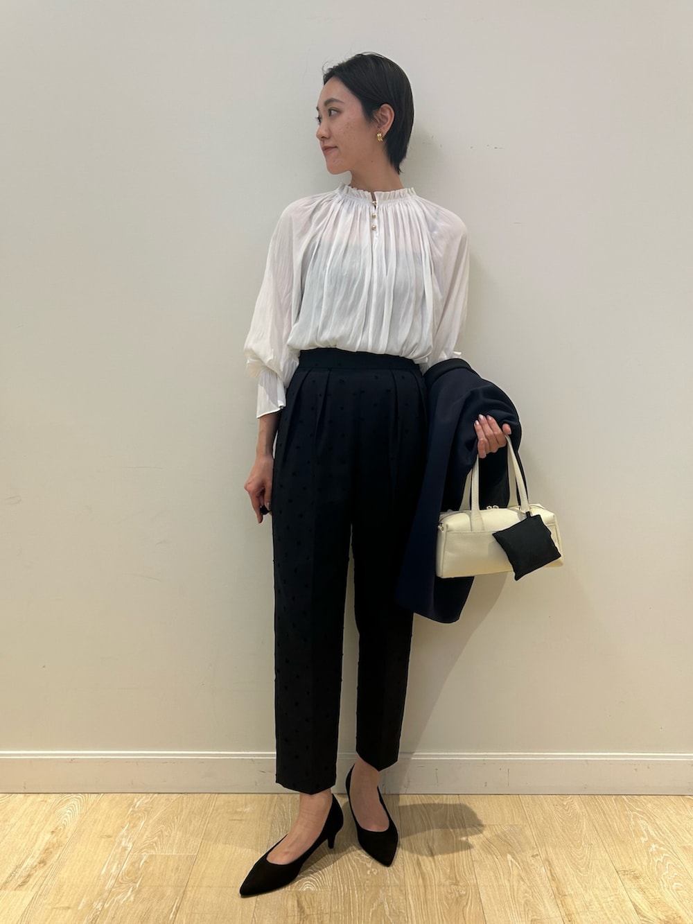 「セレモニー、オケージョン、フリルトップス、フリルブラウス、ドットパンツ、ジャガード、春コート、コート、きれいめ、大人可愛い、テーパードパンツ、高身長女子、高身長コーデ、ショートヘア」｜「NOLLEY’Sの《セットアップ対応》ウォッシャブルドットツッキリツータックテーパードパンツ（その他パンツ、ブルー系）」を使った、fukudaさん（レディース・170cm）の冬コーディネートの2枚目の写真