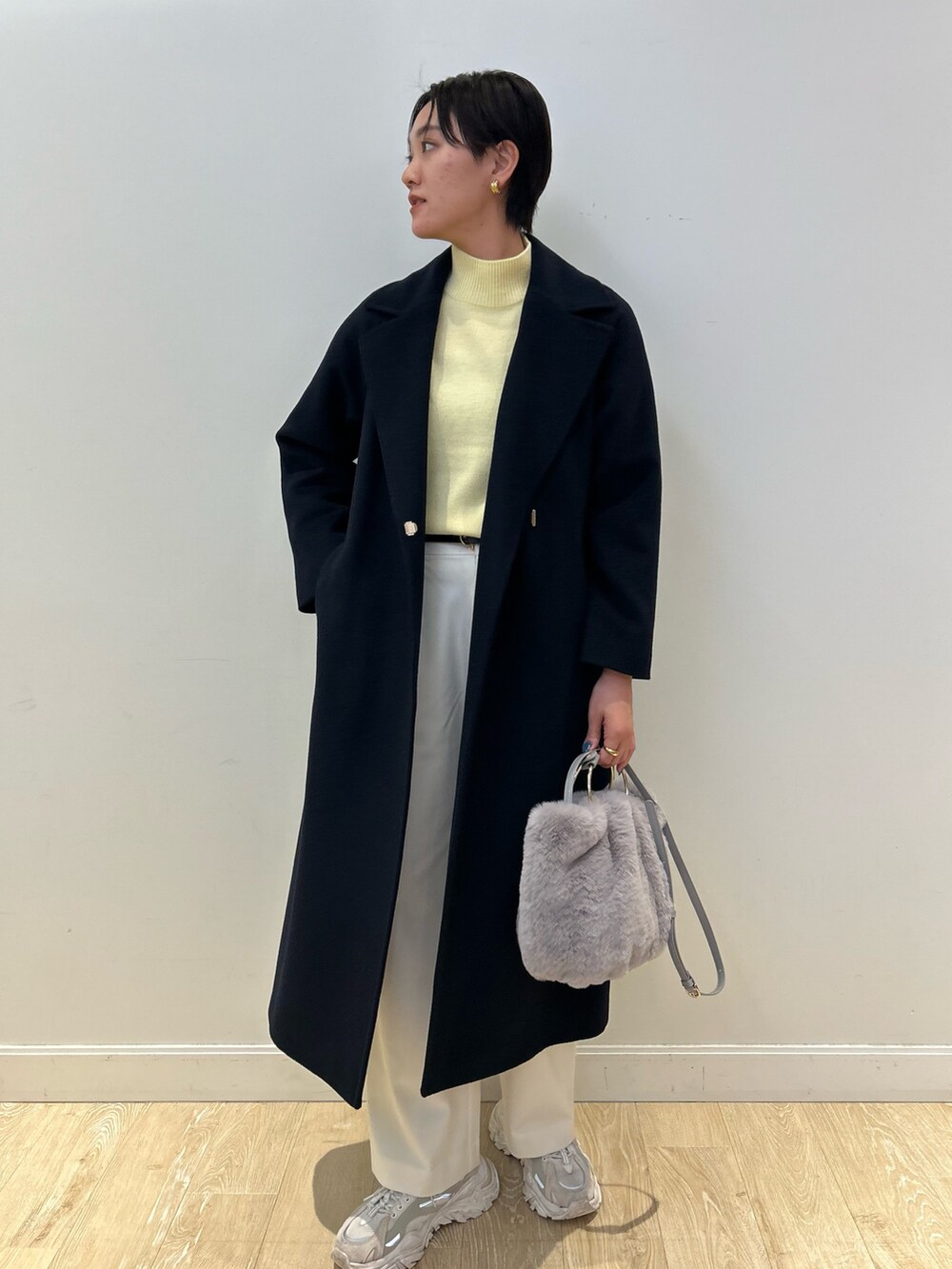 「NOLLEY'S、ネイビー、ロングコート、冬コーデ、冬アウター、ハイネック、ホワイトパンツ、大人カジュアル、イエロー、きれいめカジュアル、高身長女子、高身長コーデ、ショートヘア、ファーバッグ、コート」|「NOLLEY’S Sophiの紡毛ハイネックプルオーバーニット(ニット/セーター、イエロー系)」を使った、fukudaさん(レディース・170cm)の秋コーディネートの2枚目の写真