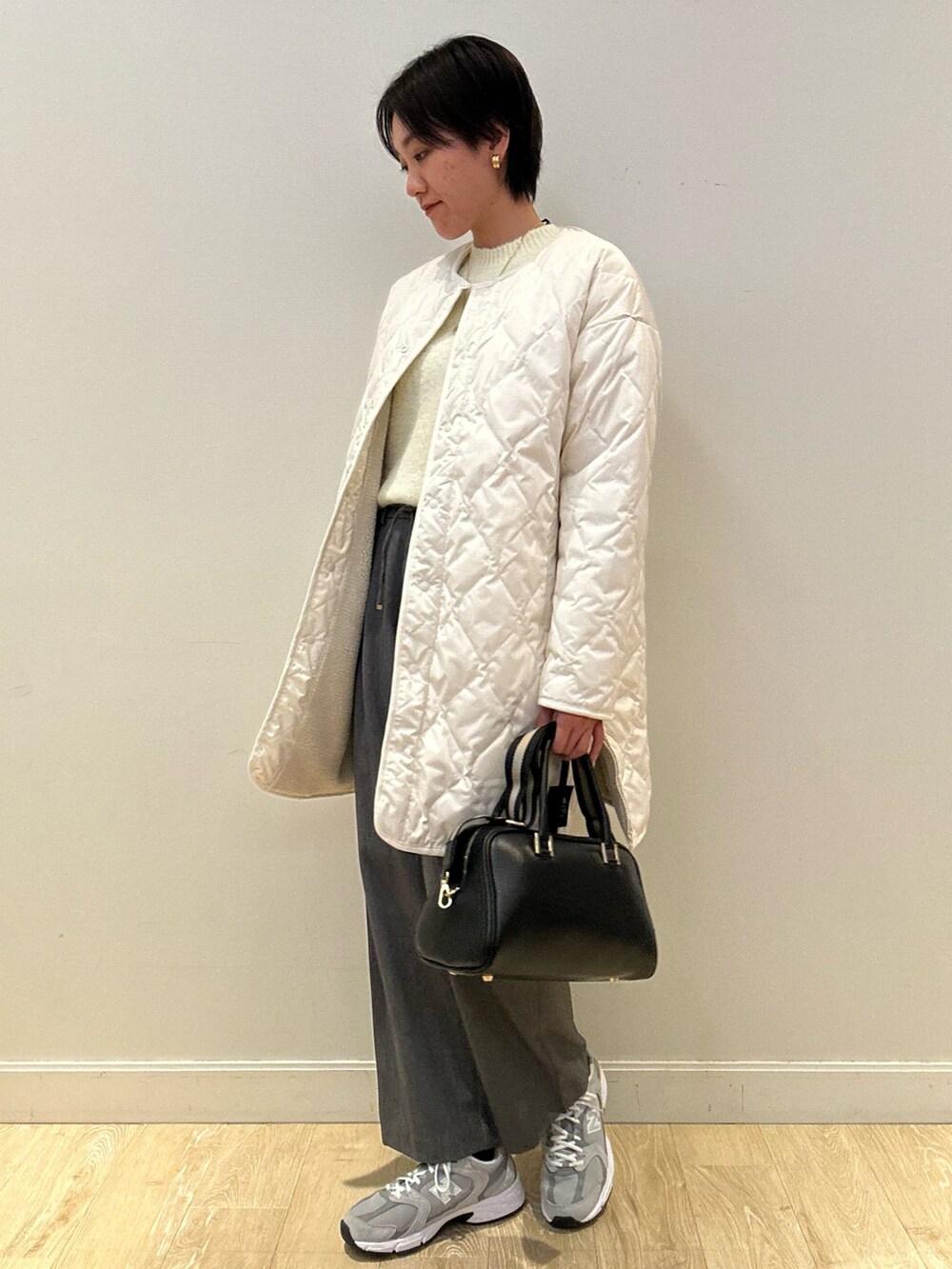 「キルティング、冬アウター、休日スタイル、冬服、パンツコーデ、ラクチンコーデ、パンツスタイル、TAION、ダウン、裏起毛、高身長女子、高身長コーデ、ショートヘア、スニーカーコーデ」｜「NOLLEY’Sのウォッシャブル裏起毛イージーワイドパンツ（その他パンツ、グレー系）」を使った、fukudaさん（レディース・170cm）の冬コーディネートの3枚目の写真