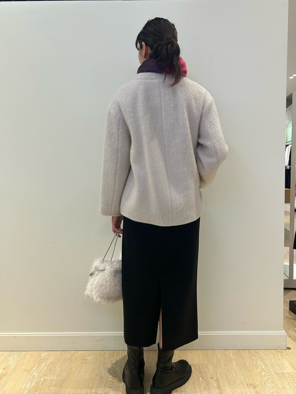 「NOLLEY'S、シャギーコート、ショートコート、黒スカート、タイトスカート、タートルネック、ファーバッグ、チェックストール、きれいめカジュアル、高身長女子、高身長コーデ」｜「NOLLEY’Sの《セットアップ対応》《手洗い可能》ダブルジャージタイトミディスカート（スカート、ブラック系）」を使った、fukudaさん（レディース・170cm）の秋コーディネートの4枚目の写真
