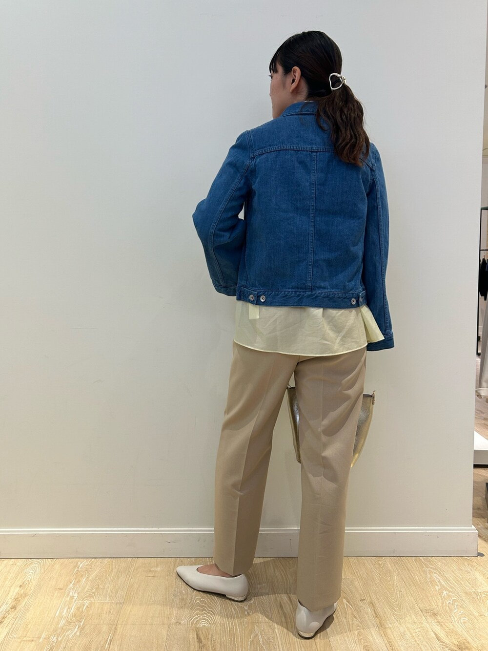 「NOLLEY'S、デニム、デニムジャケット、ワイドパンツ、イエロー、春コーデ、シア―ブラウス、大人カジュアル、高身長女子、高身長コーデ」｜「NOLLEY’Sのウォッシャブル愛されイージータックワイドパンツ（その他パンツ、ベージュ系）」を使った、fukudaさん（レディース・170cm）の冬コーディネートの4枚目の写真