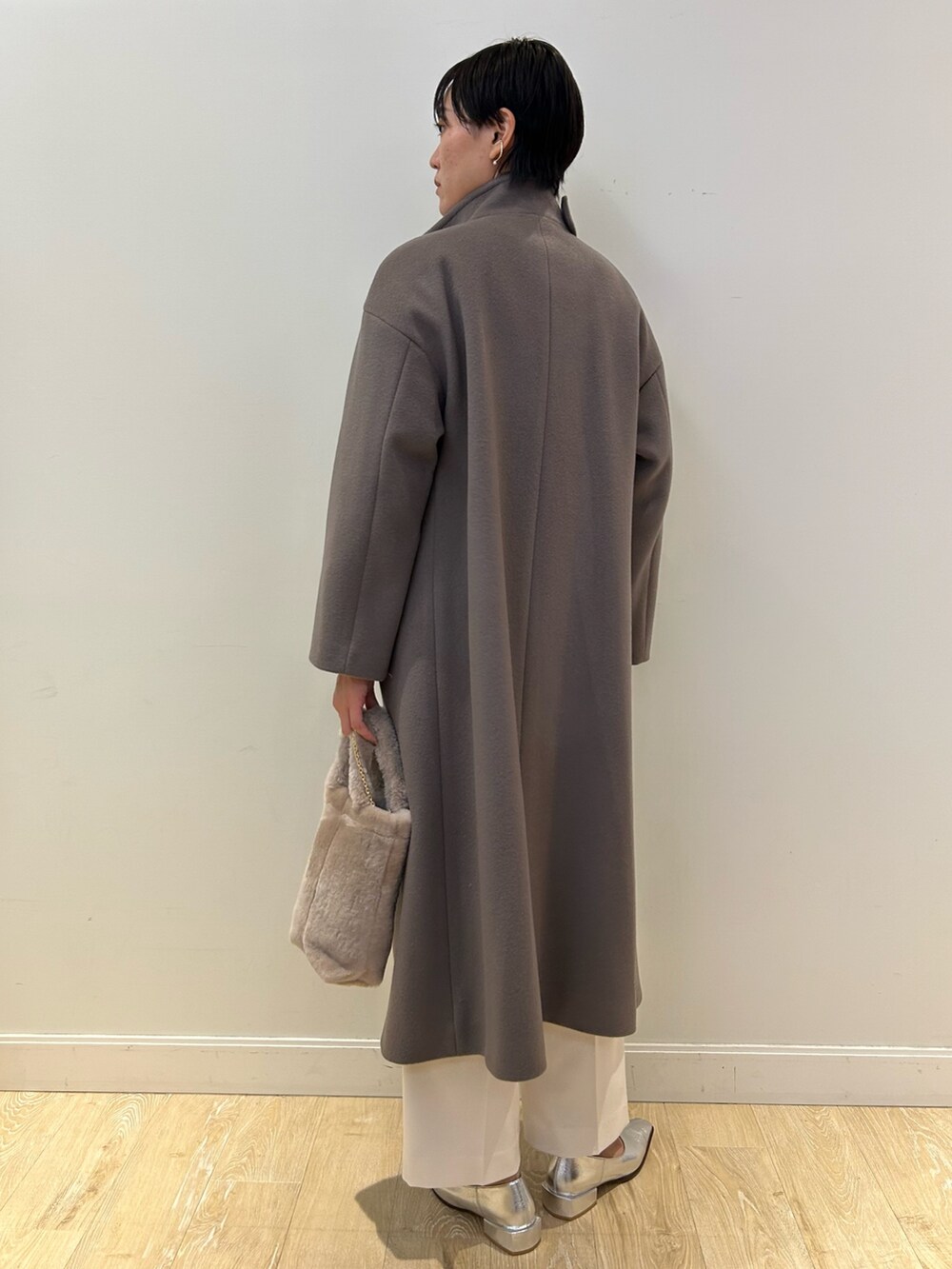 「NOLLEY'S、ロングコート、カーキアウター、キャメル、白パンツ、冬コーデ、大人かわいい、キレイめ、ショートヘア、高身長女子、高身長コーデ」|「NOLLEY’S Sophiの<飯豊まりえさん着用>◇【WEB限定カラーあり】KIWI 2WAYチェスターコート 24AW(チェスターコート、グリーン系)」を使った、fukudaさん(レディース・170cm)の秋コーディネートの5枚目の写真