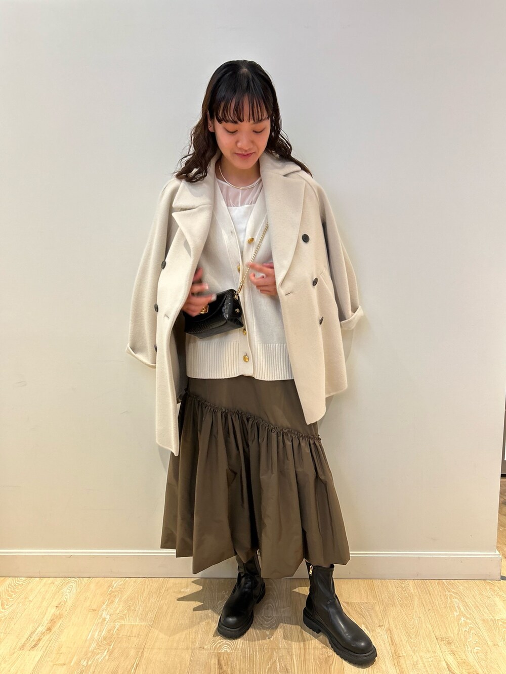 「NOLLEY'S、大人可愛い、大人カジュアル、ギャザースカート、カーディガン、ゆるっとコーデ、シアートップス、カーキスカート、休日スタイル、高身長女子、高身長コーデ」｜「NOLLEY’Sの◇【WEB限定】タフタバルーンスカート（スカート、グリーン系）」を使った、fukudaさん（レディース・170cm）の冬コーディネートの4枚目の写真