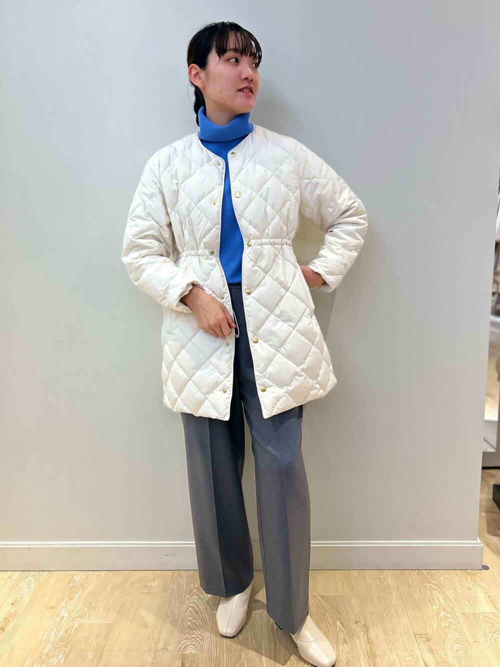 「NOLLEY'S、TAION、ブルーニット、きれいめカジュアル、ワイドパンツ、休日スタイル、キレイめ、冬コーデ、ダウン、高身長女子、高身長コーデ」｜「NOLLEY’Sのウォッシャブルイージーワイドパンツ（その他パンツ、グレー系）」を使った、fukudaさん（レディース・170cm）の冬コーディネートの2枚目の写真