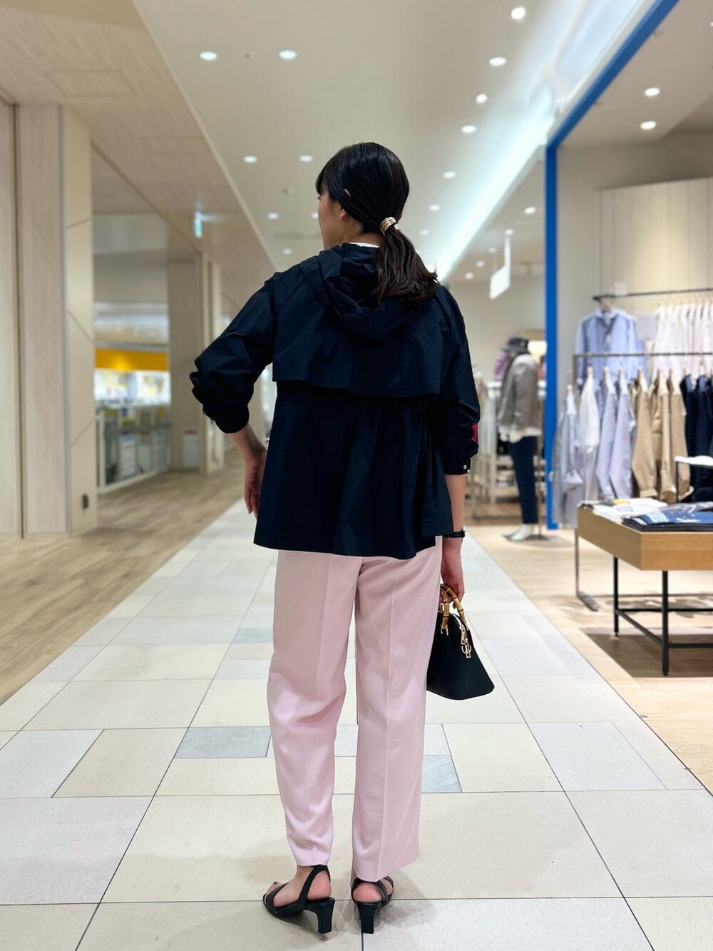 「NOLLEY'S、キレイめ、ピンクコーデ、マウンテンパーカー、春コーデ、ポロニット、お仕事コーデ、ワイドパンツ、高身長女子、高身長コーデ」｜「NOLLEY’S Sophiの《手洗い可能》ポロ衿カーディガン（ニット/セーター、ホワイト系）」を使った、fukudaさん（レディース・170cm）の春コーディネートの4枚目の写真