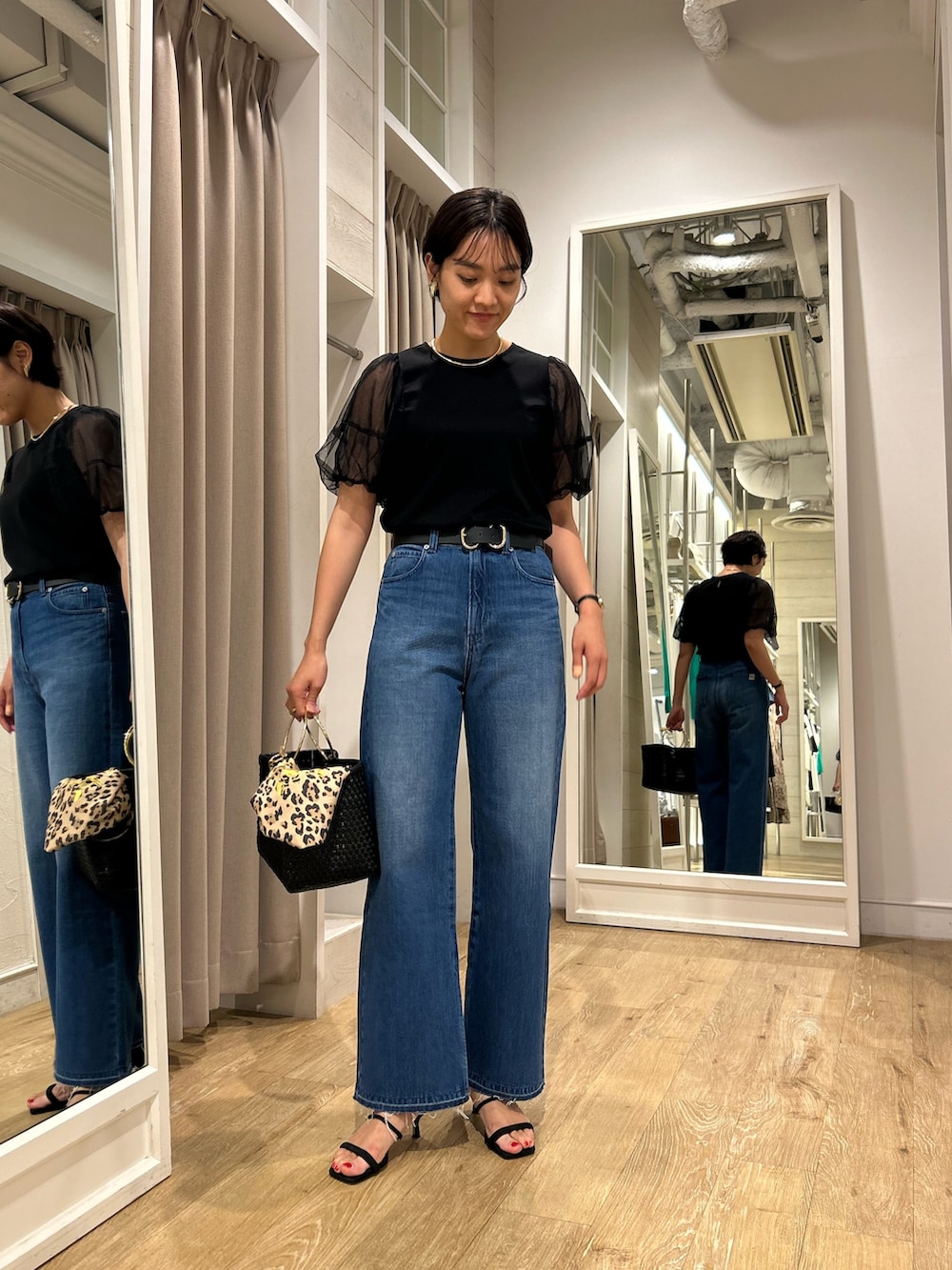 「チュール、バルーンスリーブ、デニム、デニムコーデ、かごバッグ、オトナカワイイ、大人かわいい、レオパード、NOLLEY'S、高身長女子、高身長コーデ、ショートヘア」｜「NOLLEY’SのNOLLEYS HOTEL KEY CHARM（チャーム、ブルー系）」を使った、fukudaさん（レディース・170cm）の夏コーディネートの2枚目の写真