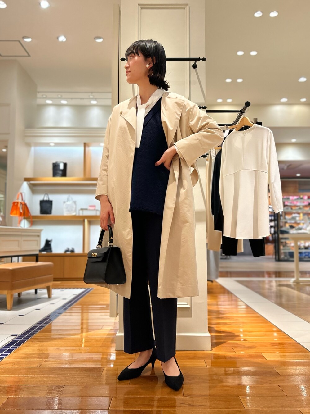 「NOLLEY'S、セレモニーコーデ、セレモニー、ツィード、ハレの日、キレイめ、スプリングコート、ベスト、ベストコーデ、リボンタイ、高身長女子、高身長コーデ」|「AULENTTIの【AULENTTI/ オーレンティ】スクエアひねりショルダーバッグ(ショルダーバッグ、ブラック系)」を使った、fukudaさん(レディース・170cm)の冬コーディネートの6枚目の写真
