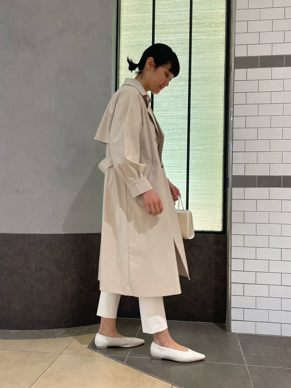 「ストライプワンピース、ノーリーズ、NOLLEY'S、ホワイトパンツ、テーパードパンツ、キレイめ、春コーデ、春物、羽織り、トレンチコート、シャツワンピ、高身長女子、高身長コーデ」｜「NOLLEY’Sのストライプシャツワンピース（シャツワンピース、グリーン系）」を使った、fukudaさん（レディース・170cm）の冬コーディネートの8枚目の写真