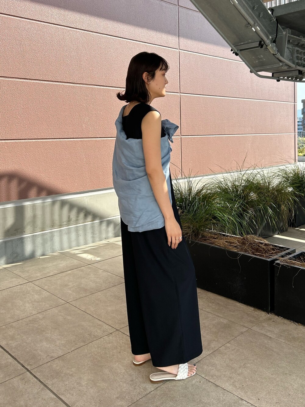 「NOLLEY'S、海コーデ、夏コーデ、オールインワン、たすき掛け、リネンシャツ、ＵＶカット、ストレスフリー、高身長女子、高身長コーデ」｜「NOLLEY’Sの◇【WEB限定】アクティビティシリーズ《高機能素材》UVカットオールインワン（つなぎ/オールインワン、ブラック系）」を使った、fukudaさん（レディース・170cm）の夏コーディネートの5枚目の写真