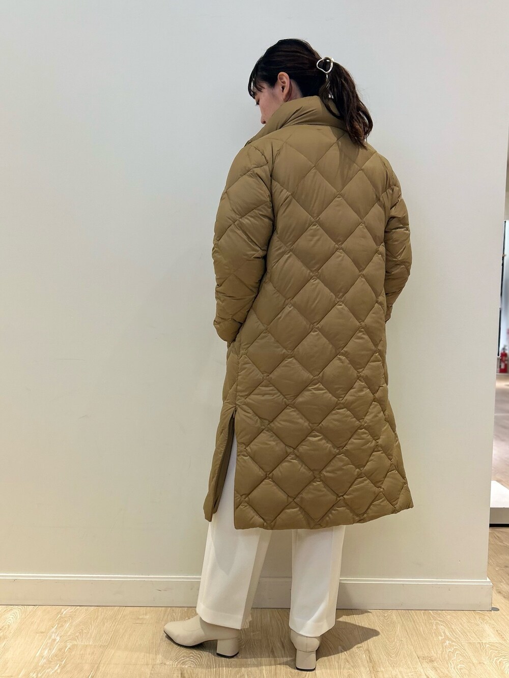 「NOLLEY'S、TAION、ロングダウン、ダウン、キルティングコート、白パンツ、ワイドパンツ、冬コーデ、ブルーニット、シアートップス、高身長女子、高身長コーデ」｜「NOLLEY’Sのウォッシャブルイージーワイドパンツ（その他パンツ、ホワイト系）」を使った、fukudaさん（レディース・170cm）の冬コーディネートの4枚目の写真