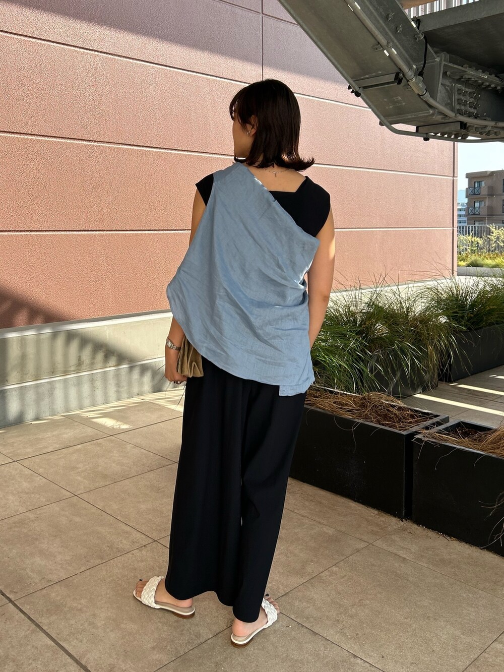 「NOLLEY'S、海コーデ、夏コーデ、オールインワン、たすき掛け、リネンシャツ、ＵＶカット、ストレスフリー、高身長女子、高身長コーデ」｜「NOLLEY’Sの◇【WEB限定】アクティビティシリーズ《高機能素材》UVカットオールインワン（つなぎ/オールインワン、ブラック系）」を使った、fukudaさん（レディース・170cm）の夏コーディネートの4枚目の写真
